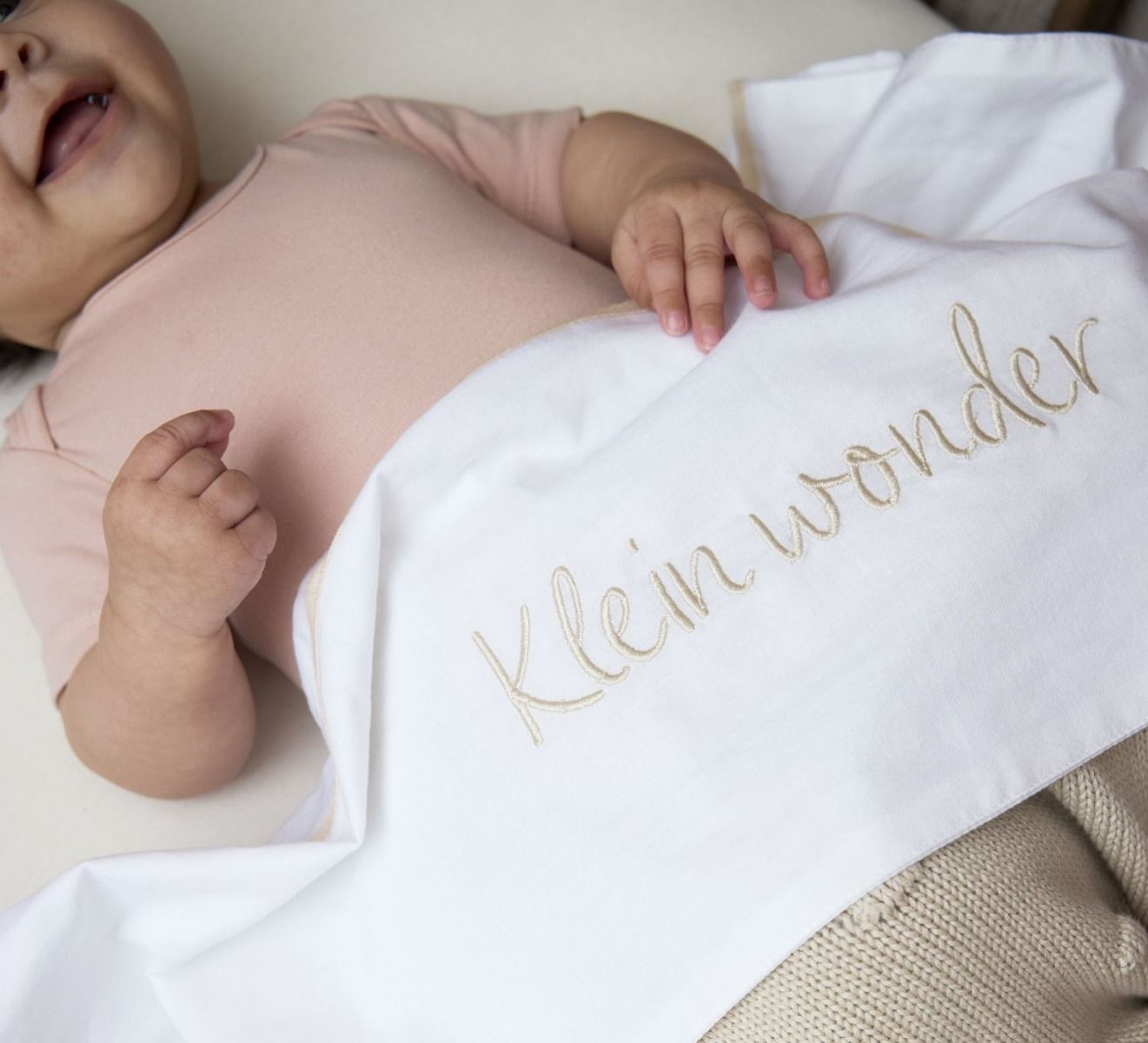 https://www.vanastenbabysuperstore.nl/media/catalog/product/4/5/4591890002_2_laken_wieg_meyco_klein_wonder_soft_sand_75x100.jpg