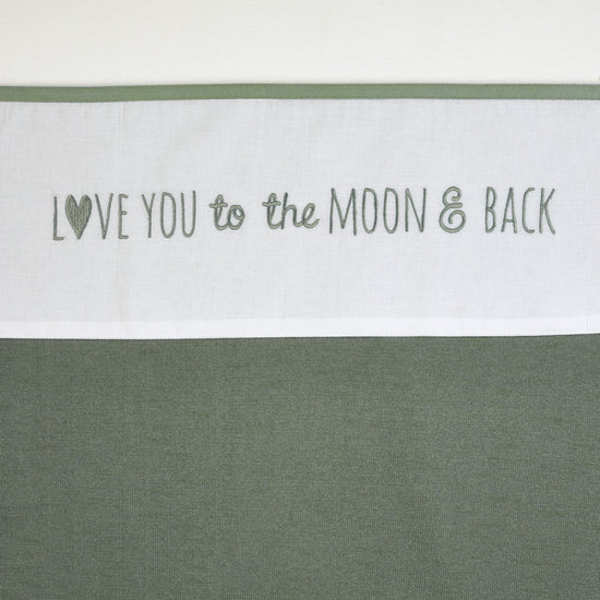 https://www.vanastenbabysuperstore.nl/media/catalog/product/4/5/4591900693_1_laken_wieg_meyco_love_you_to_the_moon_back_413064_forest_green.jpg