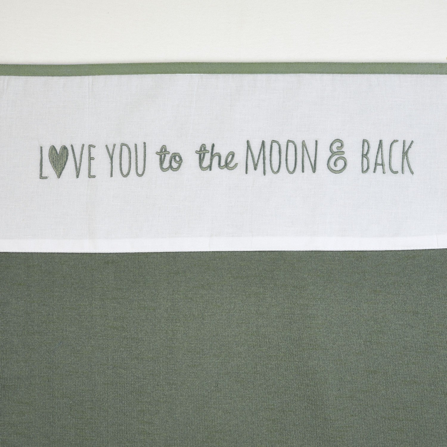 https://www.vanastenbabysuperstore.nl/media/catalog/product/4/5/4591900693_1_laken_wieg_meyco_love_you_to_the_moon_back_413064_forest_green.jpg