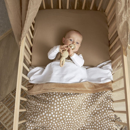 https://www.vanastenbabysuperstore.nl/media/catalog/product/4/5/4591900852_2_wieg_laken_meyco_bies_taupe.jpg