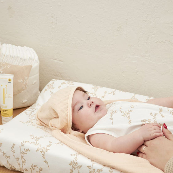 https://www.vanastenbabysuperstore.nl/media/catalog/product/4/5/4591900989_2_aankleedkussenhoes_meyco_branches_sand.jpg