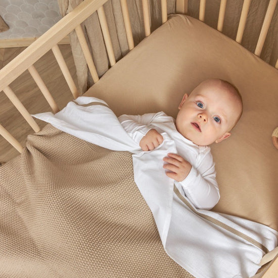 https://www.vanastenbabysuperstore.nl/media/catalog/product/4/5/4591901090_2_wieg_laken_meyco_bies_sand.jpg
