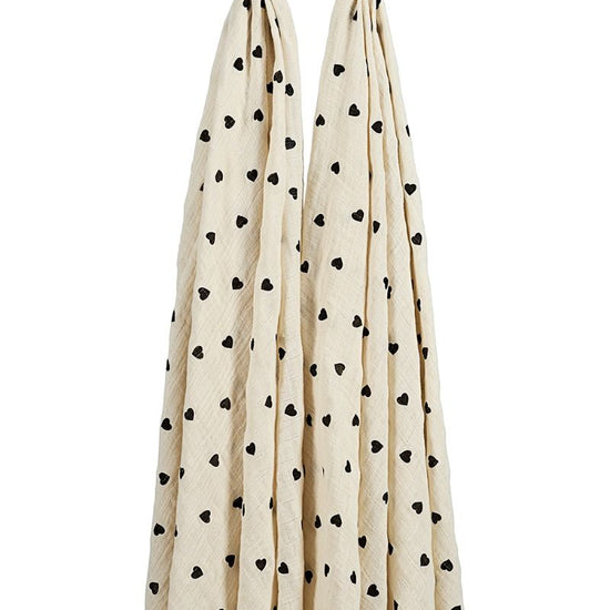 https://www.vanastenbabysuperstore.nl/media/catalog/product/4/5/4592040009_1_swaddle_doek_meyco_sweet_heart_soft_sandblack_2pack.jpg
