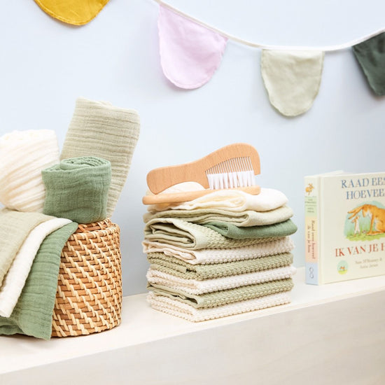 https://www.vanastenbabysuperstore.nl/media/catalog/product/4/5/4592040011_2_luier_meyco_prewashed_uni_naturalsoft_oliveolive_green_3pack.jpg