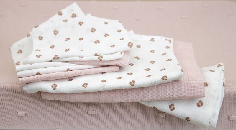 https://www.vanastenbabysuperstore.nl/media/catalog/product/4/5/4592110282_2_washandjes_meyco_mini_panther_soft_pink_3pack.jpg