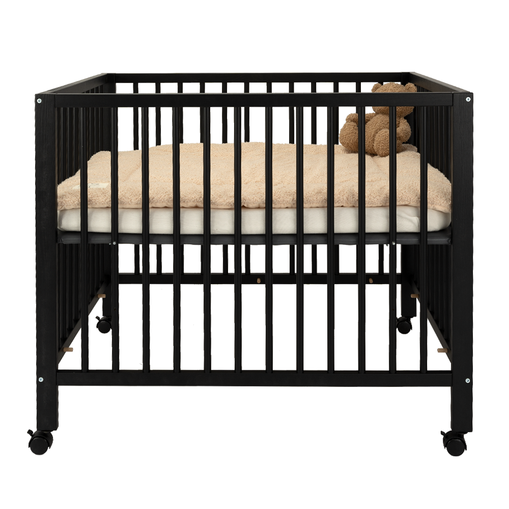 https://www.vanastenbabysuperstore.nl/media/catalog/product/4/9/4941500001_1_box_met_wieltjes_lisa_v2_pure_black.png
