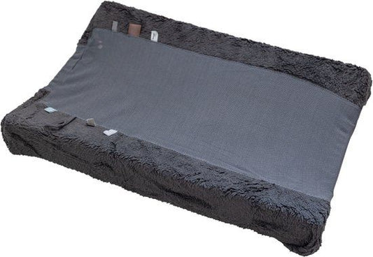 https://www.vanastenbabysuperstore.nl/media/catalog/product/5/4/5421900128_1_aankleedkussenhoes_snoozebaby_organisch_storm_grey.jpg