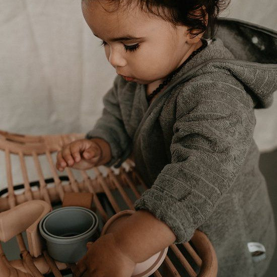 https://www.vanastenbabysuperstore.nl/media/catalog/product/5/4/5422700390_2_badjas_snoozebaby_organisch_storm_grey_6268mt.jpg