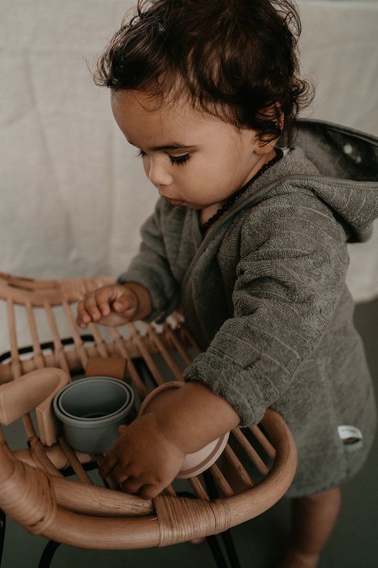 https://www.vanastenbabysuperstore.nl/media/catalog/product/5/4/5422700390_2_badjas_snoozebaby_organisch_storm_grey_6268mt.jpg