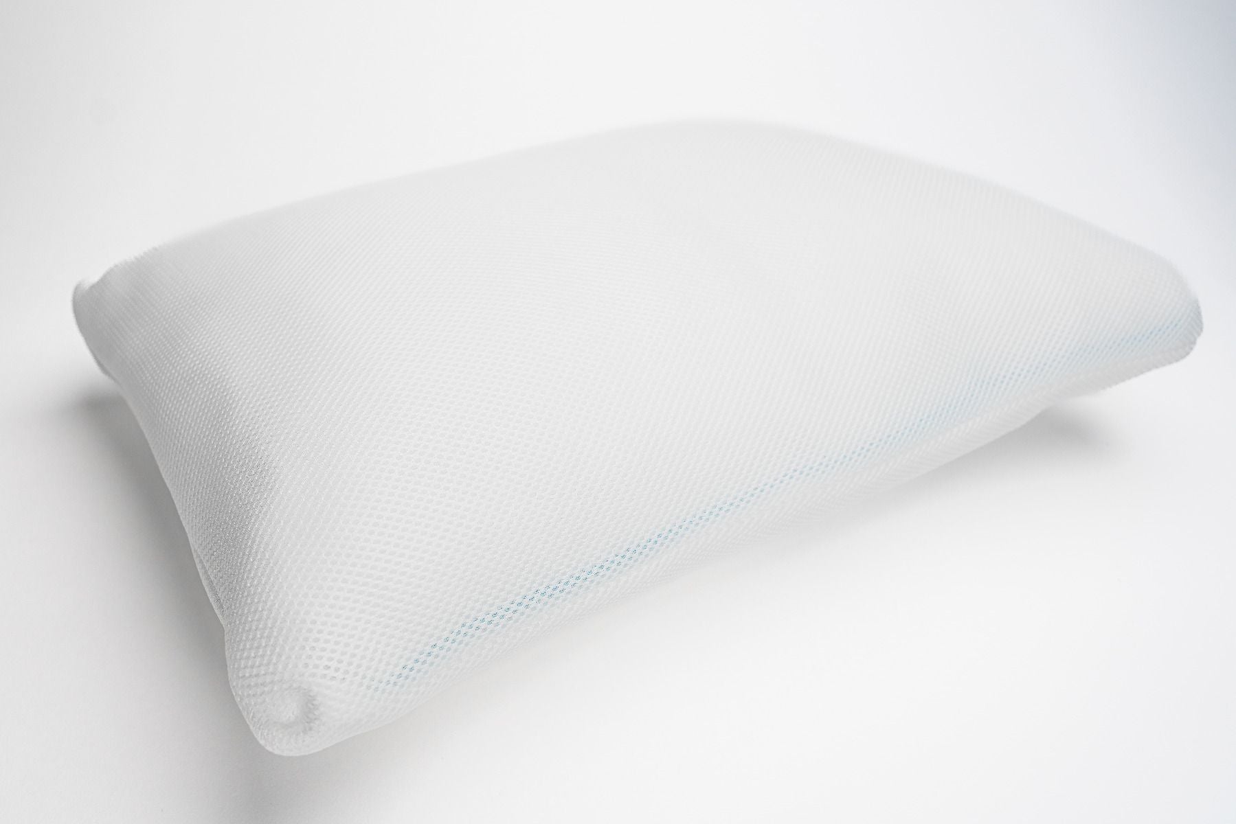 https://www.vanastenbabysuperstore.nl/media/catalog/product/5/5/5581800740_1_hoofdkussen_zzzoo_40x60_airgosafe.jpg