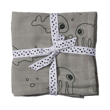 https://www.vanastenbabysuperstore.nl/media/catalog/product/7/3/7332110071_1_luiers_done_by_deer_hydrofiel_sea_friends_grey_2st.jpg