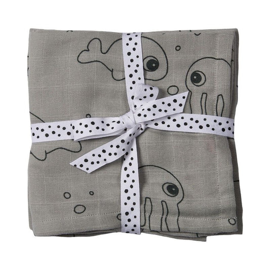 https://www.vanastenbabysuperstore.nl/media/catalog/product/7/3/7332110071_1_luiers_done_by_deer_hydrofiel_sea_friends_grey_2st.jpg