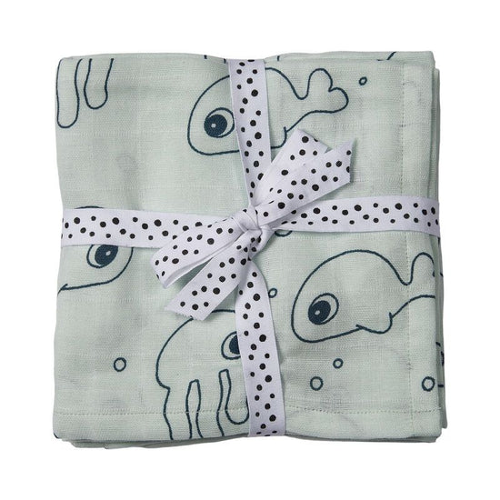https://www.vanastenbabysuperstore.nl/media/catalog/product/7/3/7332110073_1_multidoek_done_by_deer_hydrofiel_sea_friends_xl_120x120cm_blue_2st.jpg