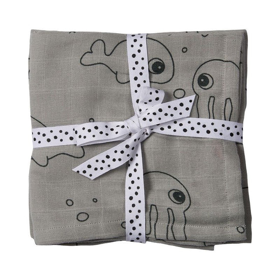 https://www.vanastenbabysuperstore.nl/media/catalog/product/7/3/7332110074_1_multidoek_done_by_deer_hydrofiel_sea_friends_xl_120x120cm_grey_2st.jpg