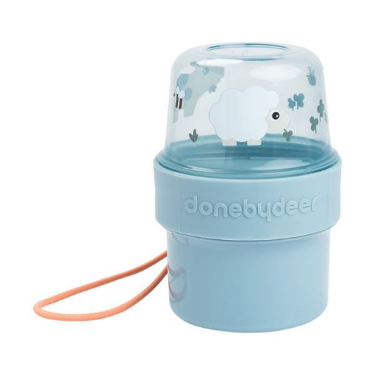 https://www.vanastenbabysuperstore.nl/media/catalog/product/7/3/7332830021_1_snack_beker_done_by_deer_to_go_2way_containers_tiny_farm_blue.jpg