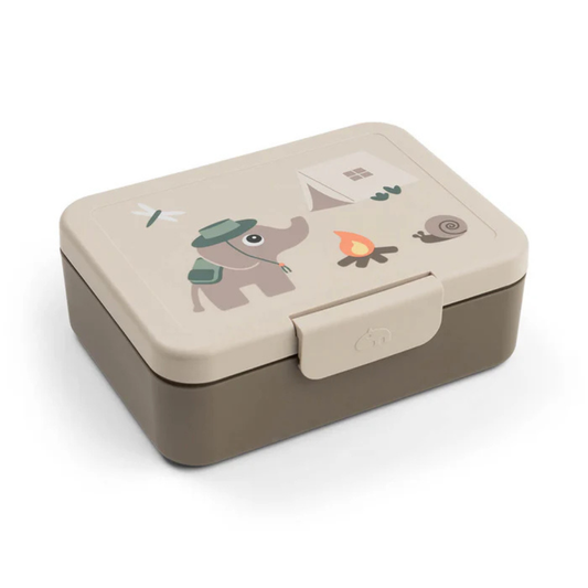 https://www.vanastenbabysuperstore.nl/media/catalog/product/7/3/7332830060_1_lunch_box_done_by_deer_tiny_trails_sand_nieuw_1777894338.png