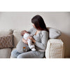 https://www.vanastenbabysuperstore.nl/media/catalog/product/7/7/7781750001_2_voedingskussen_beaba_big_flopsy_katoen_grijs.jpg