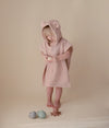 https://www.vanastenbabysuperstore.nl/media/catalog/product/8/2/8292030001_2_badponcho_mushie_bear_blush.jpg