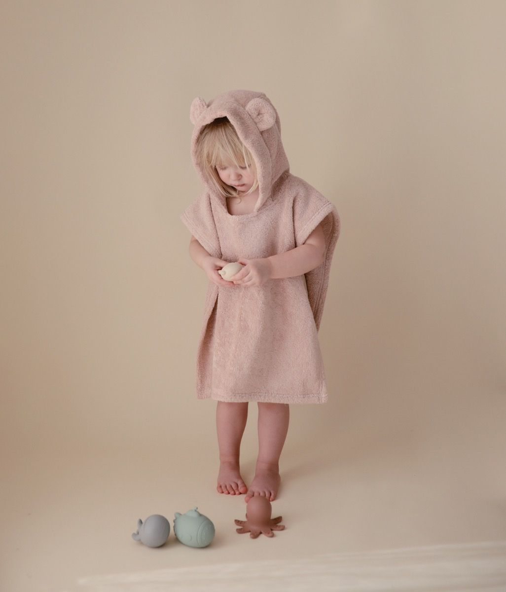 https://www.vanastenbabysuperstore.nl/media/catalog/product/8/2/8292030001_2_badponcho_mushie_bear_blush.jpg