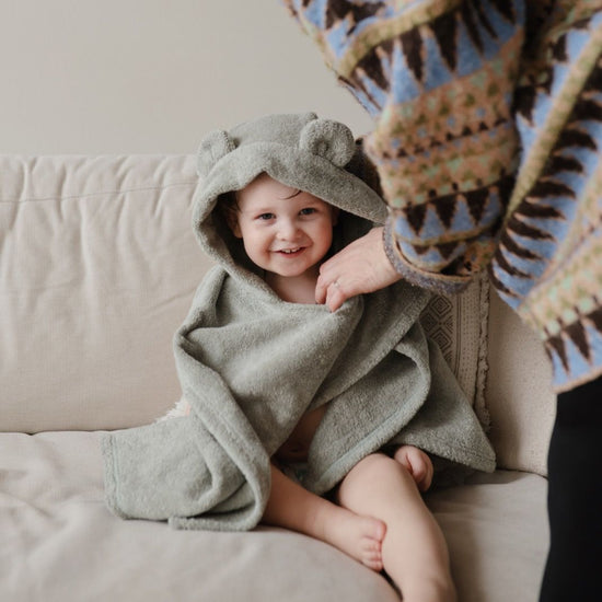 https://www.vanastenbabysuperstore.nl/media/catalog/product/8/2/8292030003_2_badponcho_mushie_bear_moss.jpg