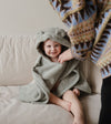 https://www.vanastenbabysuperstore.nl/media/catalog/product/8/2/8292030003_2_badponcho_mushie_bear_moss.jpg