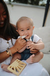 https://www.vanastenbabysuperstore.nl/media/catalog/product/8/2/8292110019_2_vingertandenborstel_mushie_7001304_shifting_sandcambridge_blue.jpg