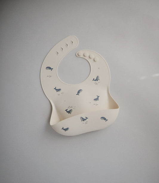 https://www.vanastenbabysuperstore.nl/media/catalog/product/8/2/8292110037_2_slabber_mushie_siliconen_whales.jpg