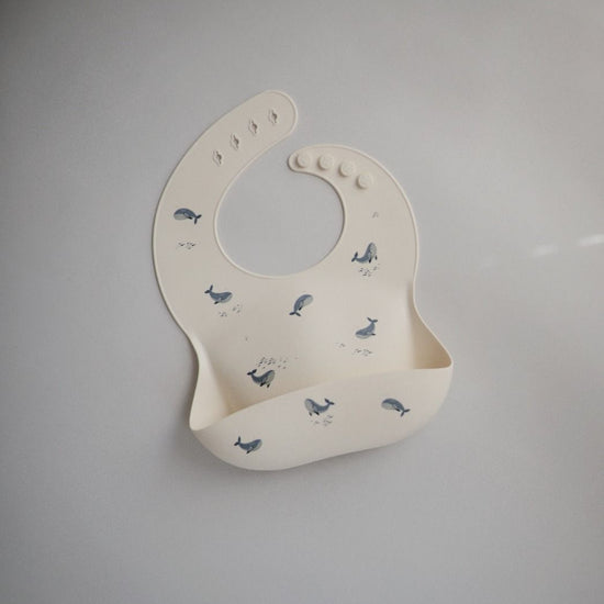 https://www.vanastenbabysuperstore.nl/media/catalog/product/8/2/8292110037_2_slabber_mushie_siliconen_whales.jpg