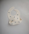 https://www.vanastenbabysuperstore.nl/media/catalog/product/8/2/8292110037_2_slabber_mushie_siliconen_whales.jpg