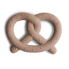 https://www.vanastenbabysuperstore.nl/media/catalog/product/8/2/8292110043_1_bijtring_mushie_pretzel_natural.jpg