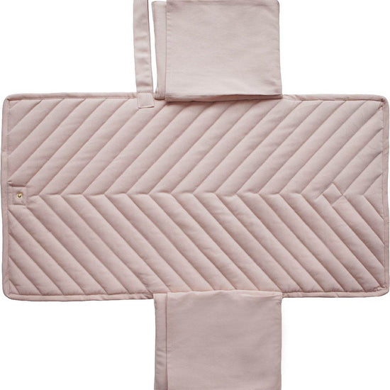 https://www.vanastenbabysuperstore.nl/media/catalog/product/8/2/8292110049_2_verschoningsmatje_mushie_blush.jpg
