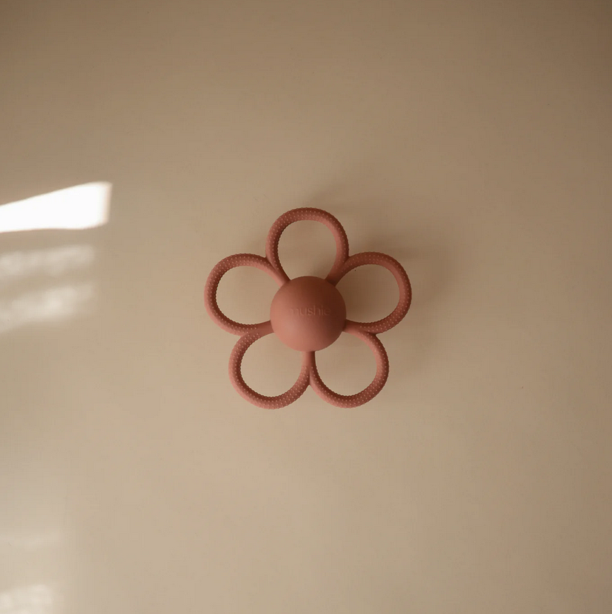 https://www.vanastenbabysuperstore.nl/media/catalog/product/8/2/8292110054_2_bijtring_rammelaar_mushie_daisy_blush.png