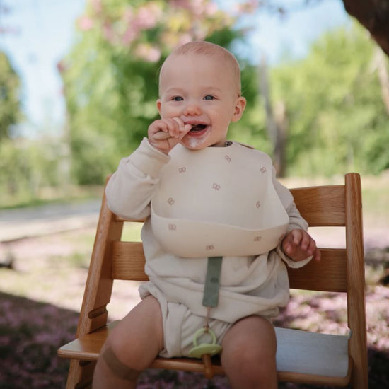 https://www.vanastenbabysuperstore.nl/media/catalog/product/8/2/8292110069_2_slabber_mushie_siliconen_pretzel.jpg