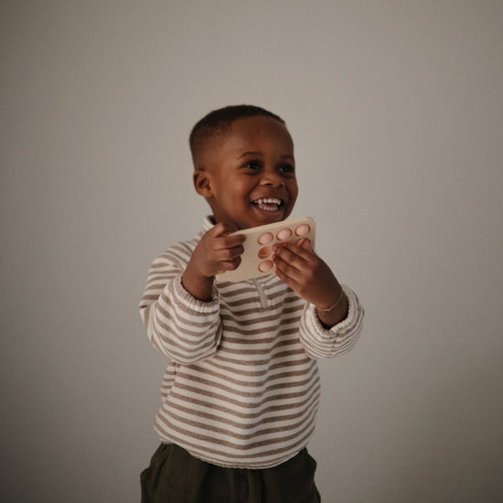 https://www.vanastenbabysuperstore.nl/media/catalog/product/8/2/8292400008_2_pop_it_mushie_phone_blush.jpg