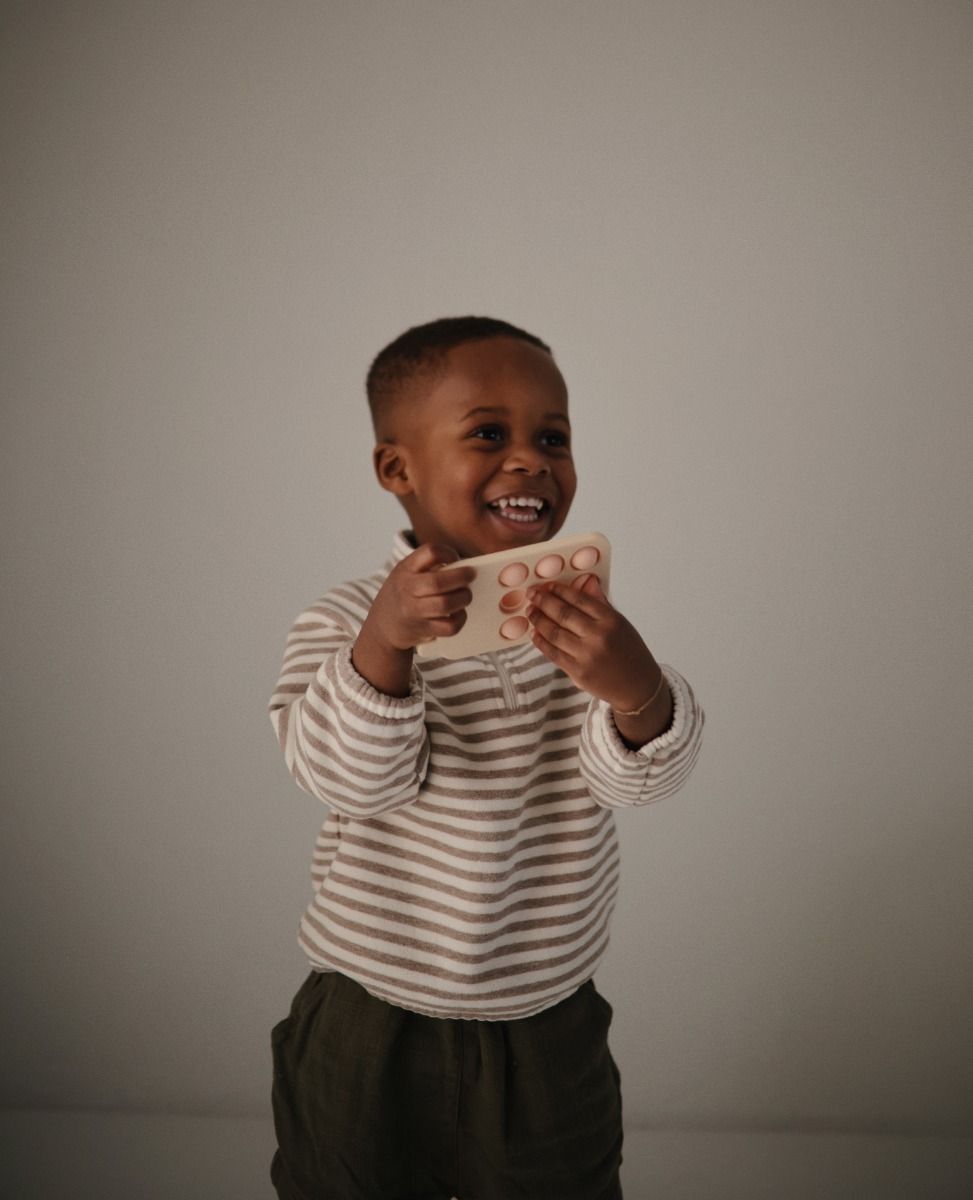 https://www.vanastenbabysuperstore.nl/media/catalog/product/8/2/8292400008_2_pop_it_mushie_phone_blush.jpg