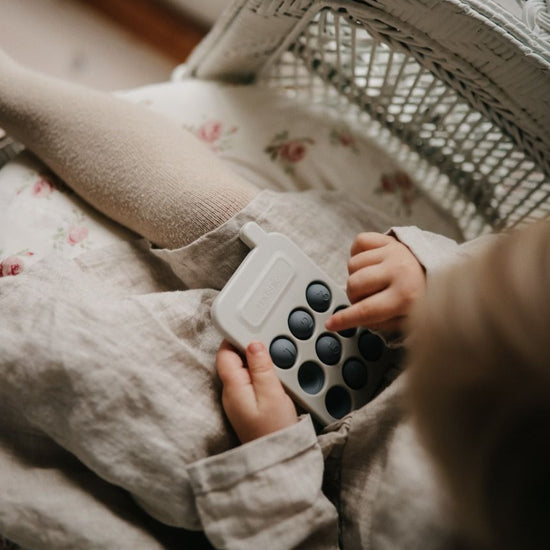 https://www.vanastenbabysuperstore.nl/media/catalog/product/8/2/8292400009_2_pop_it_mushie_phone_cambridge_blue.jpg