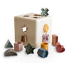 https://www.vanastenbabysuperstore.nl/media/catalog/product/8/2/8292400014_1_vormenstoof_mushie_kubus.jpg