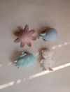 https://www.vanastenbabysuperstore.nl/media/catalog/product/8/2/8292400019_2_bad_speeltjes_mushie_zeeleven.png