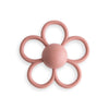 https://www.vanastenbabysuperstore.nl/media/catalog/product/8/2/8292400027_1_bijtspeeltjerammelaar_mushie_daisy.jpg