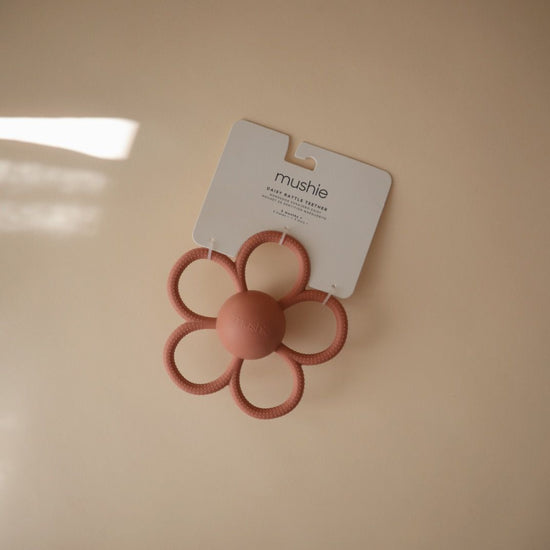 https://www.vanastenbabysuperstore.nl/media/catalog/product/8/2/8292400027_2_bijtspeeltjerammelaar_mushie_daisy.jpg