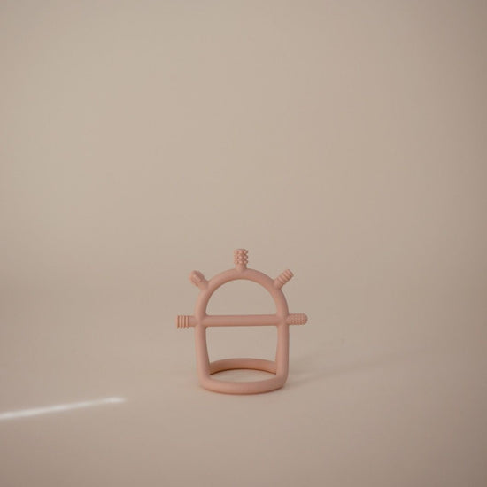 https://www.vanastenbabysuperstore.nl/media/catalog/product/8/2/8292400028_2_bijtspeeltje_mushie_blush.jpg