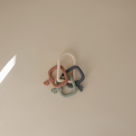 https://www.vanastenbabysuperstore.nl/media/catalog/product/8/2/8292400029_2_rammelaar_mushie_sleutel.jpg