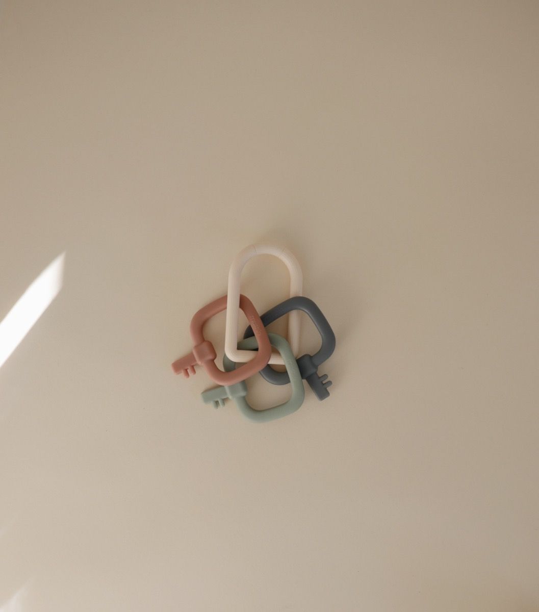 https://www.vanastenbabysuperstore.nl/media/catalog/product/8/2/8292400029_2_rammelaar_mushie_sleutel.jpg