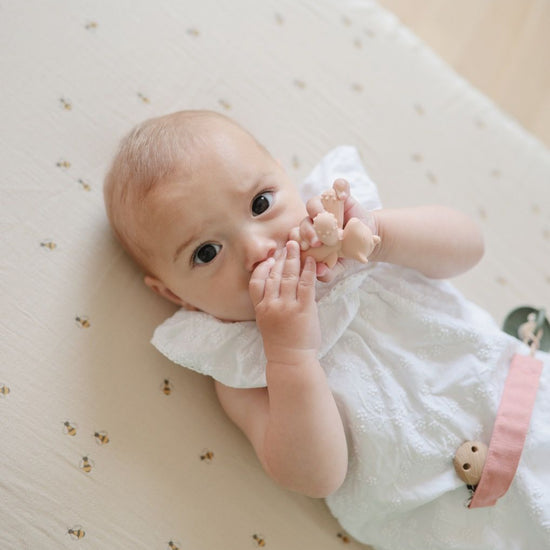 https://www.vanastenbabysuperstore.nl/media/catalog/product/8/2/8292400032_2_bijtspeeltje_mushie_unicorn.jpg