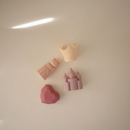 https://www.vanastenbabysuperstore.nl/media/catalog/product/8/2/8292440004_2_bad_speeltjes_mushie_princess.jpg