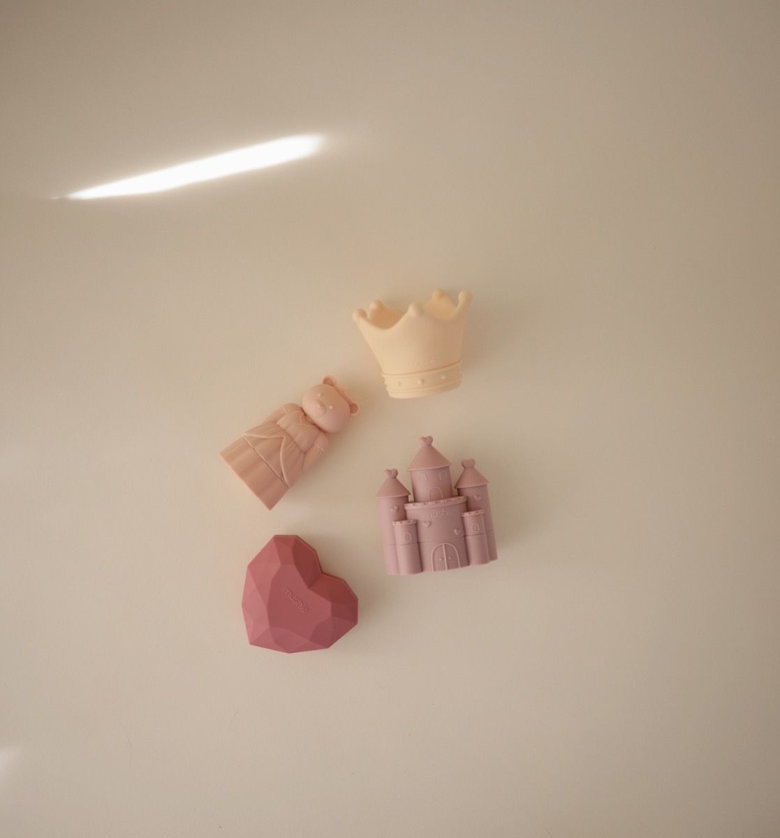 https://www.vanastenbabysuperstore.nl/media/catalog/product/8/2/8292440004_2_bad_speeltjes_mushie_princess.jpg