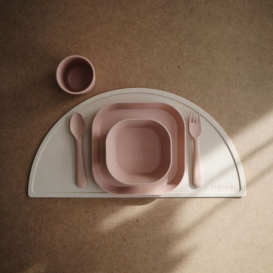 https://www.vanastenbabysuperstore.nl/media/catalog/product/8/2/8292800145_2_bestek_mushie_blush.jpg