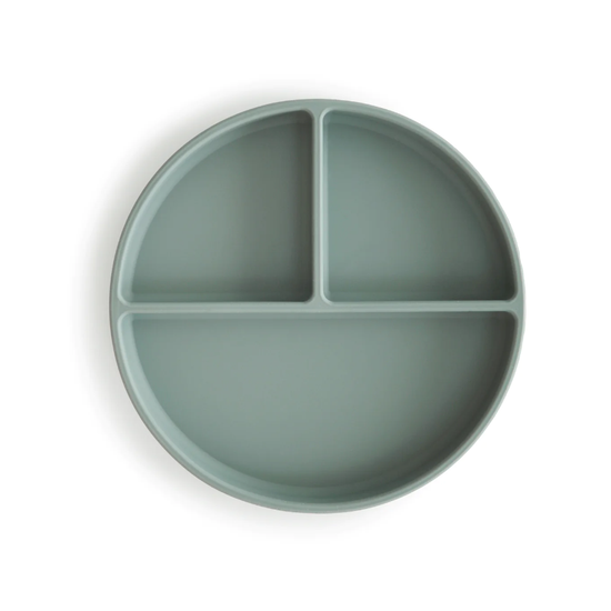 https://www.vanastenbabysuperstore.nl/media/catalog/product/8/2/8292800202_1_bord_mushie_siliconen_3vaks_cambridge_blue.png