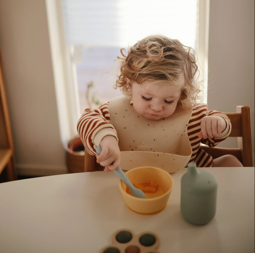 https://www.vanastenbabysuperstore.nl/media/catalog/product/8/2/8292800208_2_lepels_mushie_siliconen_cambridge_blueshifting_sand_2st.png