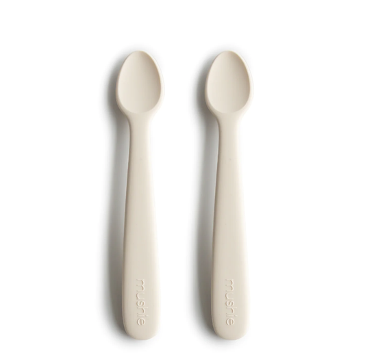 https://www.vanastenbabysuperstore.nl/media/catalog/product/8/2/8292800209_1_lepels_mushie_siliconen_ivory_2st.png